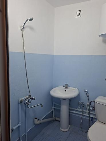 kesle qesebesde kiraye evler: Xüsusiyyətlər: - İşıqlı, düzbucaqlı otaq; divarlar zolaqlı oboy, tavan — 4