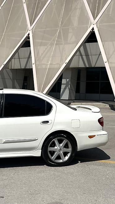 Nissan: Nissan Maxima QX sedan – ağ rəng, 4 qapı, qabaqdan ötürücülü. Əsas — 6