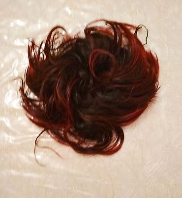 Другое: 1. парик - пряди черного и малинового цвета, челка, косой пробор — 16