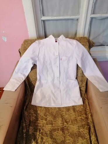 Tibbi geyim: Salam aleykum Ağ rəngde az geyinilmiş tibbi xalatlar ve başqa tibbi — 23