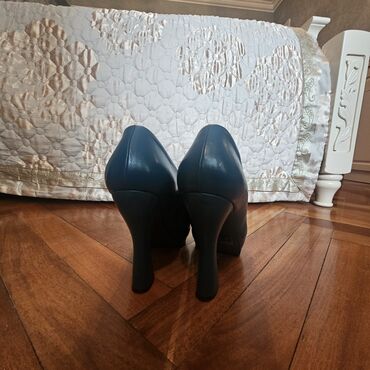 charles keith baku: Tuflilər, Carlo Pazolini, Ölçü: 38, İşlənmiş