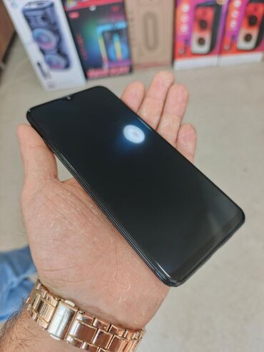 Mercedes-Benz loqosu olan qara smartfon. Cihazın arxa tərəfində üç