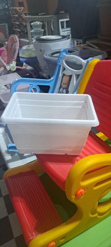 Bitkilər üçün dibçəklər: Dibcek qabi asilan duzbucaqli balkon gul qabi asilan duzbucaqli balkon — 24