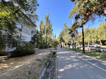 квартира гостиничного типа бишкек купить: 2 комнаты, 50 м², 104 серия, 1 этаж, Косметический ремонт
