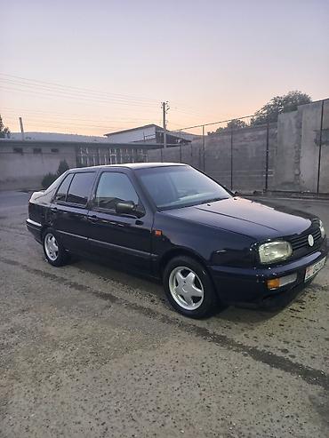 70 сом: Volkswagen Vento: 1993 г., Кол менен иштөөчү, Бензин, Седан — 1