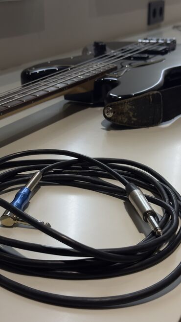 Bas gitaralar: İnvasion brendi Jazz Bass (elektro bass) İki pikap sistemi: 1. Boyun — 6