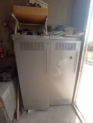 Другое оборудование для бизнеса: Продаю металический стол и 2 цейфа состояние хорошее цейф каждая по