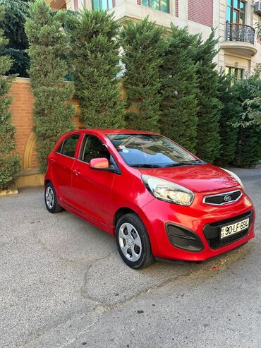 Kia: Kia Picanto, qırmızı rəng, hetçbek kuzov. Xüsusiyyətlər: - Kompakt — 10