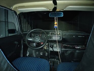 VAZ (LADA): VAZ 2107, ağ rəngdə sedan Xüsusiyyətlər: - Kuzov: 4 qapılı sedan, ağ — 5