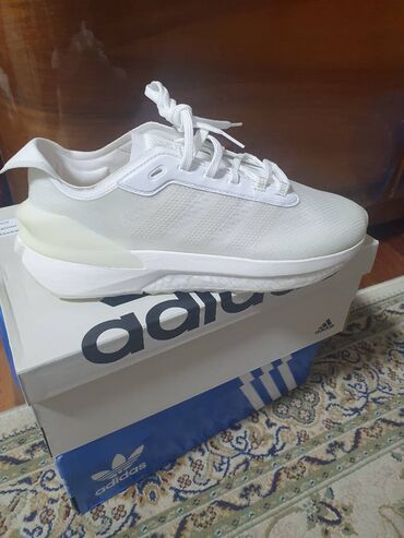 обувь белая: Продаю кроссовки adidas avryn, заказывал с официального сайта. Размер
