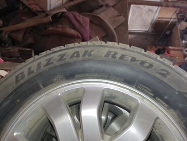 honda диски оригинальные в Кыргызстан | Автозапчасти: Г Ош.Honda CR-V 2, оригинальные диски с зимней резиной бу R16, размер