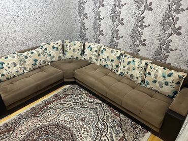 Çarpayılar: Qəhvəyi rəngdə, L formalı künc divan dəsti. Dəstə divanla uyğun rəngdə