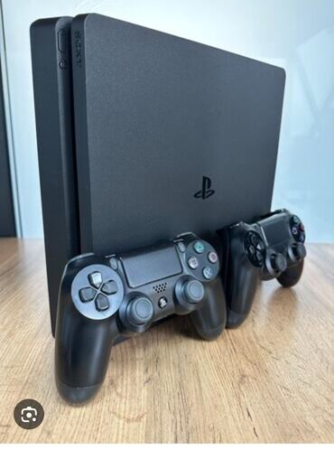 PS4 (Sony PlayStation 4): Продаю Sony playstation 4 Два оригиналных джойстика в идеальном
