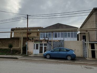 Həyət evləri və villaların satışı: Satılır: həyət evi - 2 mərtəbəli, bütöv hasarlı həyət evi - Küçə — 1