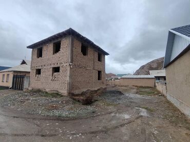 продаю дом в киргизии 1: 80 м², 4 комнаты, Требуется ремонт Без мебели