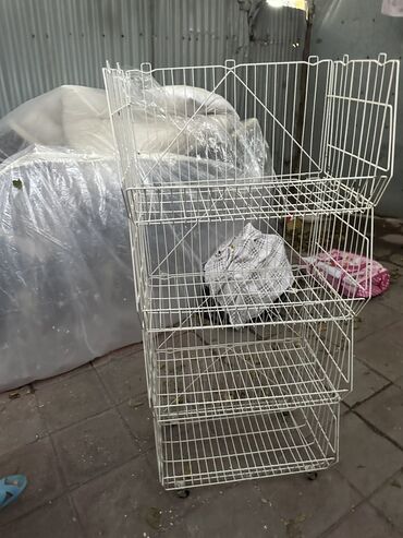Tavalar: Metal tel vitrin/rax – təkərli, 4 mərtəbəli - Material: toz boya ilə