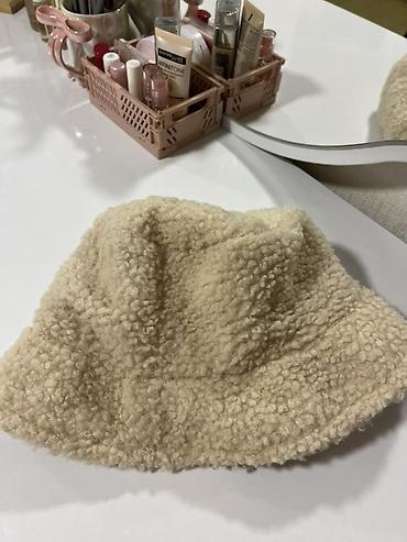 tuklu papaq: Bej rəngli teddy dəst – fermuarlı kürk jaket və uyğun bucket papaq - — 4