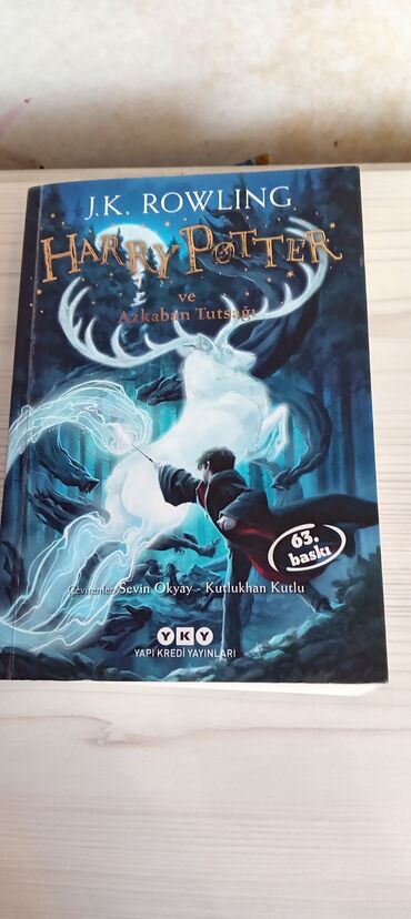 Bədii ədəbiyyat: J.K. Rowling tərəfindən yazılmış və Yapı Kredi Yayınları tərəfindən