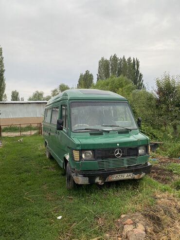 купить китайский авто в бишкеке: Зеленый микроавтобус Mercedes-Benz, предназначенный грузоввматор