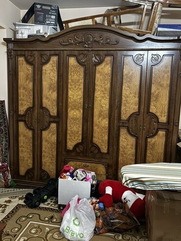 Bitkilər: Klassik üslubda hazırlanmış yataq otağı mebel dəsti, yüksək