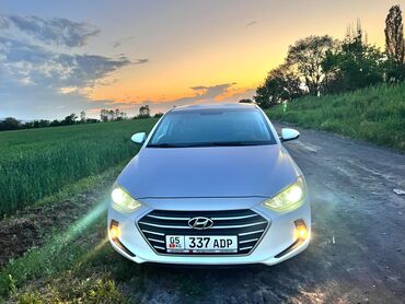дополнительное освещение на авто: Белый седан Hyundai Elantra с характерными передними фарами и решеткой
