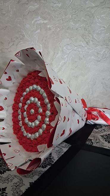 gul buketləri: Qırmızı güllər və şokolad konfetlərindən hazırlanmış böyük buket - — 4