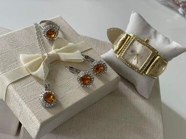 Setovi nakita: Komplet nakita sa kutijom
Cena 2000din — 6