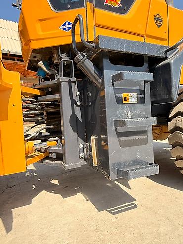 Фронтальные КУНы: Фронтальный погрузчик — Китай. 2025 год. Ковш 2,2 см³. Управление — — 11