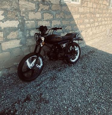 49 cc motor: M50 şəhər içi sürüşlər üçün yığcam və qənaətcil motosiklet. - — 1
