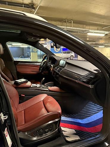 zapi masin: BMW X6 – qara rəng, kupe-SUV dizaynı. Güclü və dinamik görünüş, ikili — 3