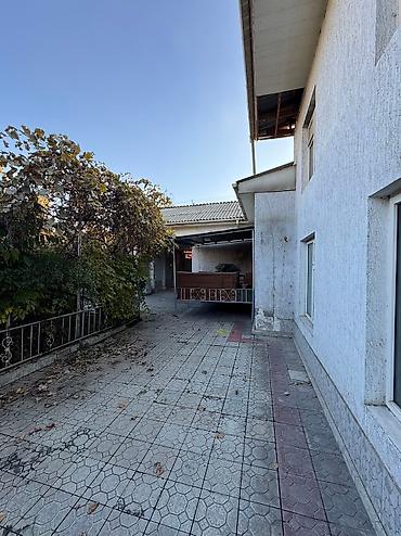 Продажа коттеджей и домов: Г.Ош продается дом, два этажа, 6 комнат, кухня. Во дворе имеется — 14