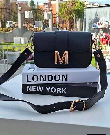 Torbe: Ženska torbica preko ramena sa širokim kaišem i metalnim slovom “M” - — 7