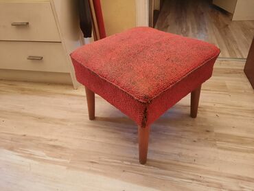 Stolice: Retro tabure,stolica Dimenzije oko 44x44 cm. Visina oko 36 cm Nogice — 11