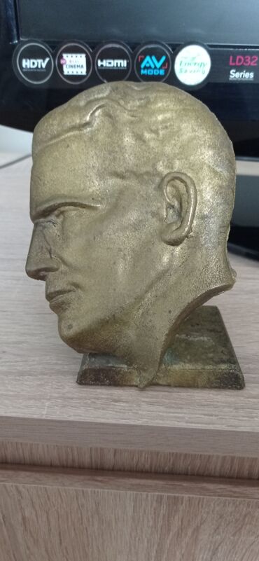 Figure: Tito - bronza Prednost je što ima svoje postolje pa je lepa