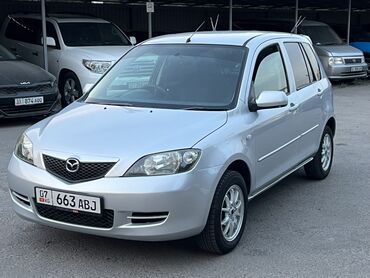 Mazda: Mazda Demio серебристого цвета – компактный и экономичный автомобиль