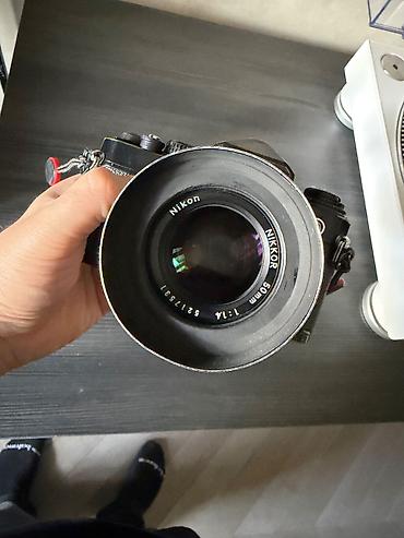 nikon 50mm: Analog lent ile Nikon FE fotoaparat. Uzerinde Ideal veziyyetde Nikkor — 2