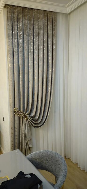 Pərdə və tüllər: Qalın, boz rəngli, zərli naxışlı pərdələr otağa zərif və dəbli bir — 14
