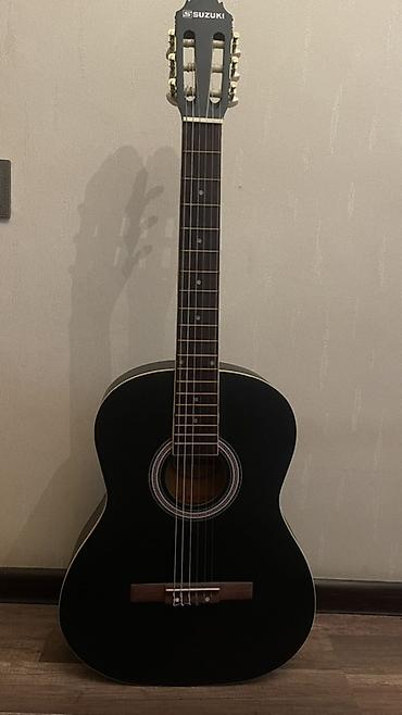 Suzuki klassik gitar – tam ölçü (4/4), qara mat korpus
