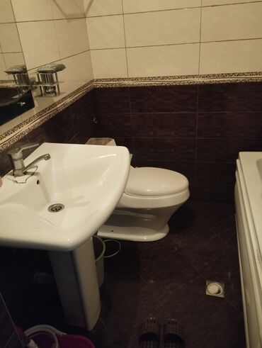 Mənzil alıram: Kirayə mənzil – 2 otaqlı Xüsusiyyətlər: - İşıqlı qonaq otağı və