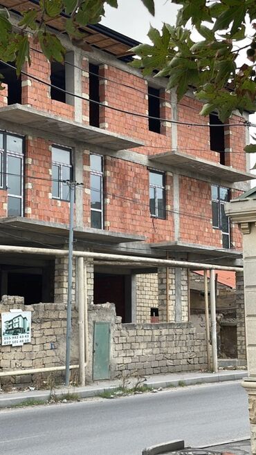 Kommersiya daşınmaz əmlakının satışı: Satılır: Yol kənarında tikilən 3 mərtəbəli, mərtəbələrində eyvanları — 9
