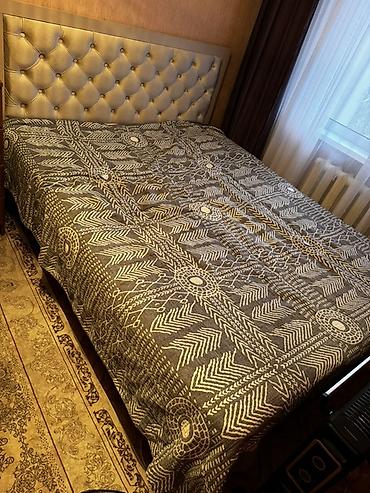 продаю двухспальная кровать: Двуспальная кровать, Б/у, С мягким изголовьем, длина - 200 см — 1