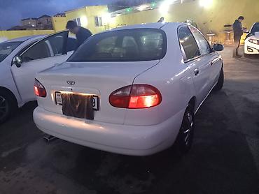 Digər avtomobillər: Ağ rəngli sedan avtomobil Xüsusiyyətlər: - Kuzov: 4 qapılı sedan, ağ — 4