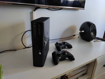 retro konzola sa pištoljem i ugrađenim igricama: Xbox 360 E sa igricama čipovan Xbox 360 E, poslednji model, kućno