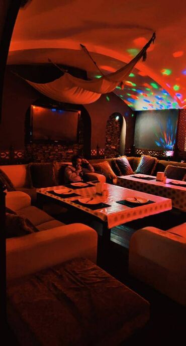 Restoran, kafelər: Azadliq metrosuna yaxin yerləşən pab, ümumi sahəsi 200 kv,m olan, ayi — 15