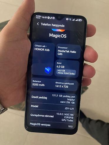 telefon sensor: Smartfon – damcı formalı ön kamera çıxıntısı olan tam ekranlı model — 5