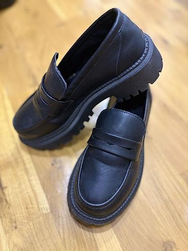Qara loafer ayaqqabı - Stil: Klasik penny loafer dizaynı, üst hissədə