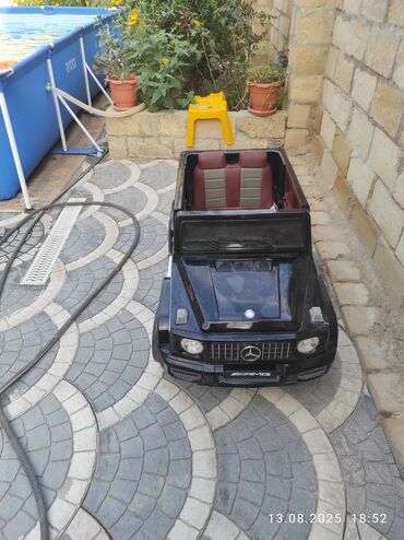 uşaq ücün maşınlar: Uşaqlar üçün hazırlanmış, qara rəngli elektrikli avtomobil. Bu mini