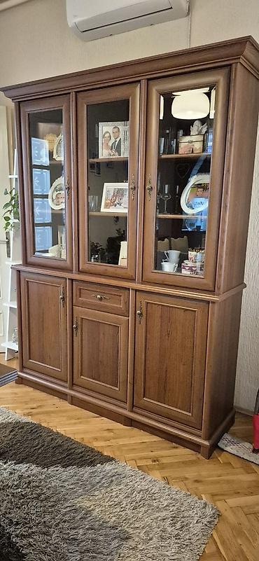 komode forma: Dvodelna vitrina iz KENT kolekcije u fantasticnom stanju Frontovi — 3