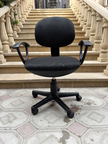 işlənmiş ofis stolu: İşlənmiş, Təkərli, Qolları tənzimlənmir, Parça
