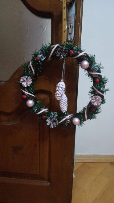 Yeni il oyuncaqları və bəzəkləri: Yeni il/qış temalı qapı bəzəyi – əl işi. Təsvir: - Dairəvi şam — 5